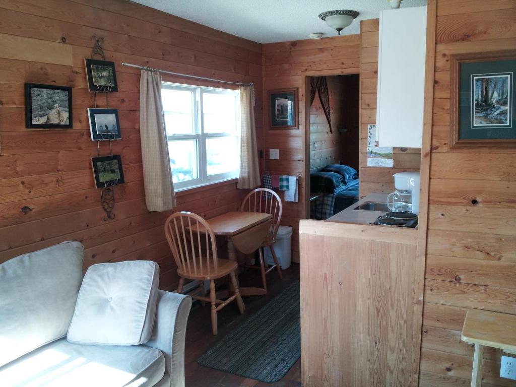 Steamboat Mountain Chalets Hotel Spillimacheen Szoba fotó