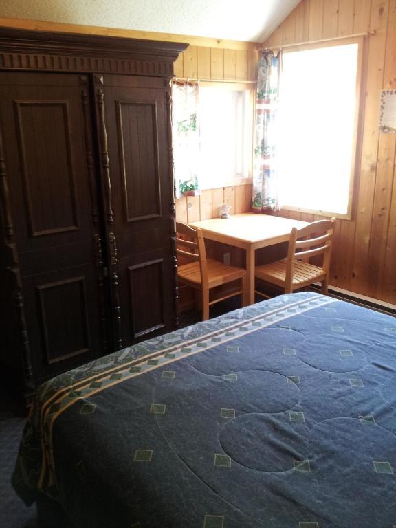 Steamboat Mountain Chalets Hotel Spillimacheen Szoba fotó