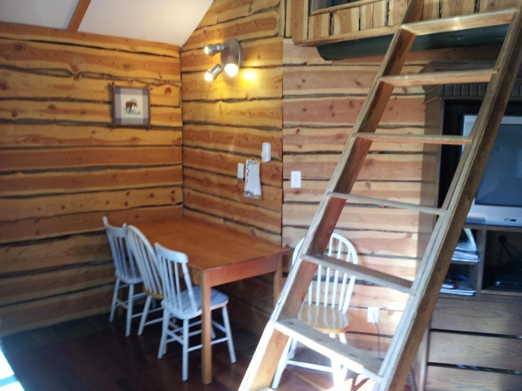 Steamboat Mountain Chalets Hotel Spillimacheen Szoba fotó