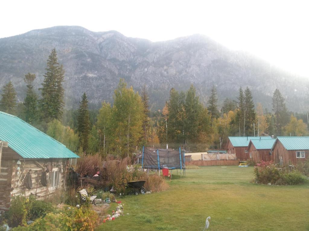 Steamboat Mountain Chalets Hotel Spillimacheen Kültér fotó