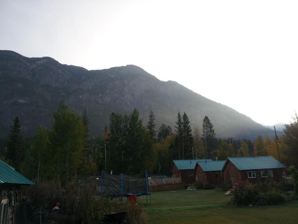 Steamboat Mountain Chalets Hotel Spillimacheen Kültér fotó